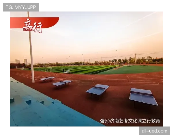 班恩无球跑位拉开空间，三分效率比上季更稳